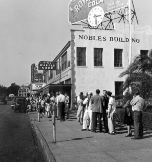 Crowds_line_up_to_see_"Gone_with_the_Wind"_in_Pensacola,_Florida_(1947).jpg